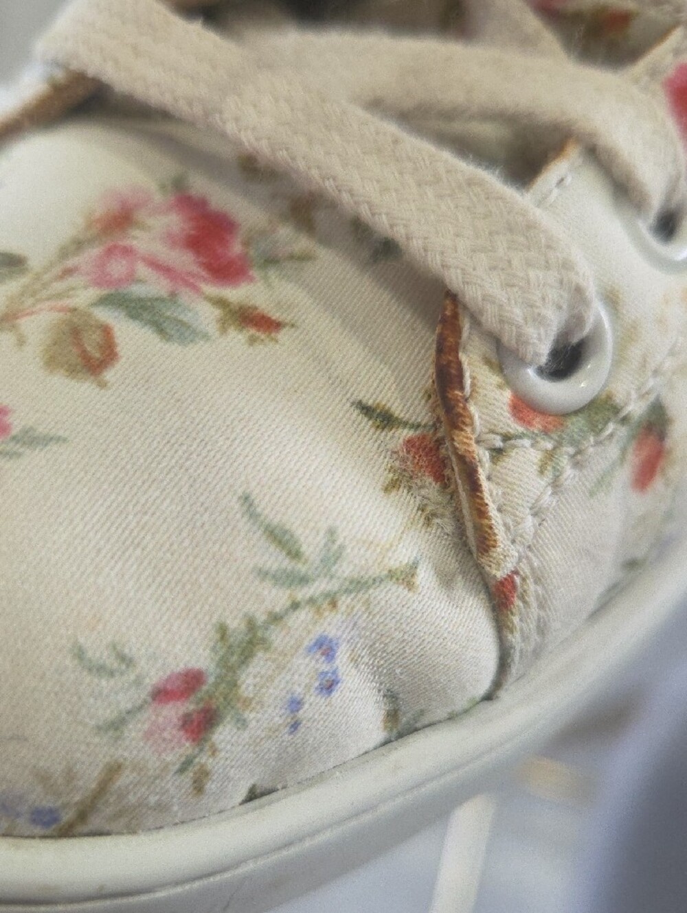 Gucci Floral Lace-Up Low-Top Sneakers in Cream with Red & Navy Stripe - Picture 10 of 13